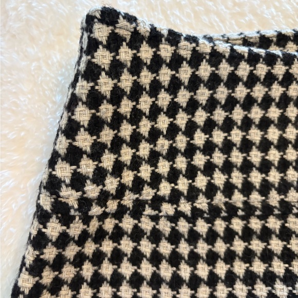 🖤 Black & White Mini Skirt – Textured Geometric/Houndstooth Pattern 🖤 - Picture 6 of 10